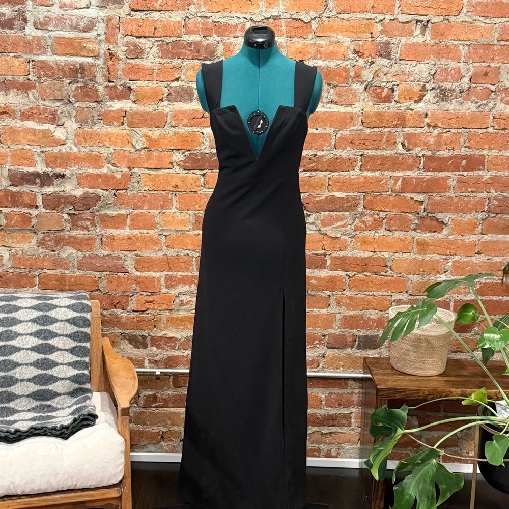 Lulu’s Deep Plunge Gown